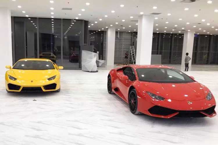 Trong ngày khai trương tòa tháp cao nhất Việt Nam - Landmark 81 bất ngờ có sự góp mặt của dàn siêu xe, xe sang của Bentley và Lamborghini có trị giá ước tính khoảng 73 tỷ đồng. Đây được xem là hai thương hiệu xe Anh và Ý được phân phối chính hãng tại Việt Nam lần đầu kết hợp với Vincom Centrer tại một sự kiện.