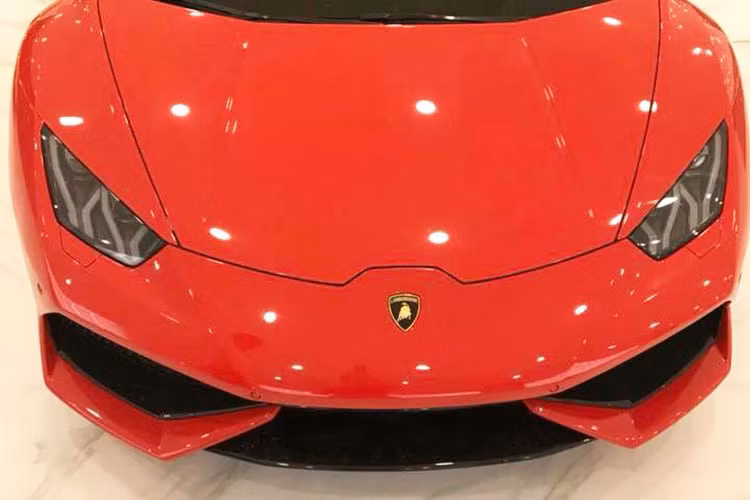 Chiếc Lamborghini Huracan màu đỏ thuộc phiên bản dẫn động 4 bánh LP610-4. So với bản tiêu chuẩn Lamborghini Huracan LP610-4, phiên bản dẫn động cầu sau có sự khác biệt nhỏ ở ngoại hình như hốc gió trước được trang bị thêm thanh chia gió nằm ngang và được sơn màu đen.