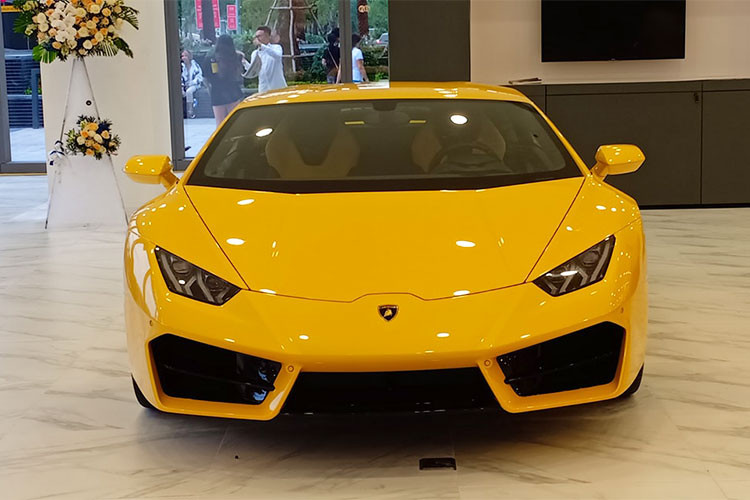 Bộ đôi siêu xe Lamborghini chính hãng có mặt tại bên trong toà nhà cao nhất Việt Nam đều thuộc phiên bản Huracan. Đầu tiên là chiếc Huracan màu vàng thuộc bản dẫn động cầu sau LP580-2. Xe có trọng lượng đạt 1.389 kg, phân bố trọng lượng trước/sau lần lượt 40/60.