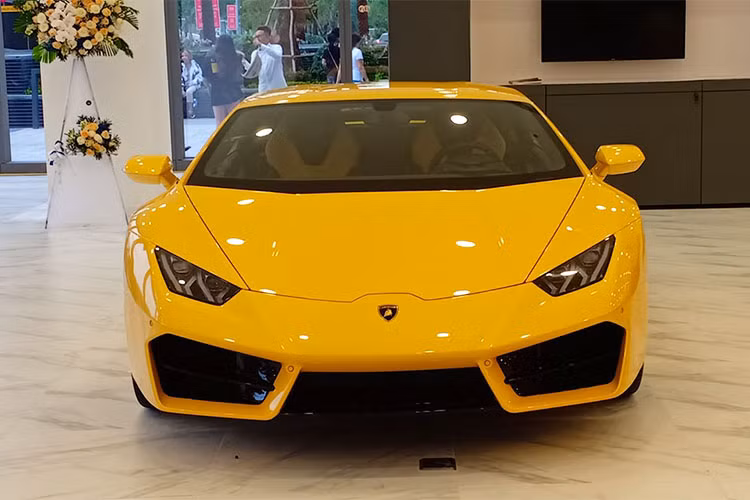 Bộ đôi siêu xe Lamborghini chính hãng có mặt tại bên trong toà nhà cao nhất Việt Nam đều thuộc phiên bản Huracan. Đầu tiên là chiếc Huracan màu vàng thuộc bản dẫn động cầu sau LP580-2. Xe có trọng lượng đạt 1.389 kg, phân bố trọng lượng trước/sau lần lượt 40/60.