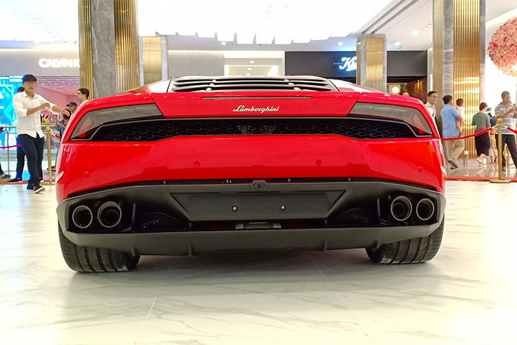 Lamborghini Huracan LP610-4 trang bị động cơ nạp khí tự nhiên V10, dung tích 5,2 lít mới, nâng cấp cỗ máy dùng cho Gallardo trước đây, cho công suất tối đa 610 mã lực tại 8.250 vòng/phút và mô-men xoắn cực đại 560 Nm từ 6.500 vòng/phút. Siêu xe này có thể tăng tốc 0-100 km/h trong 3,2 giây, 0-200 km/h trong 9,9 giây và đạt vận tốc tối đa 325 km/h.