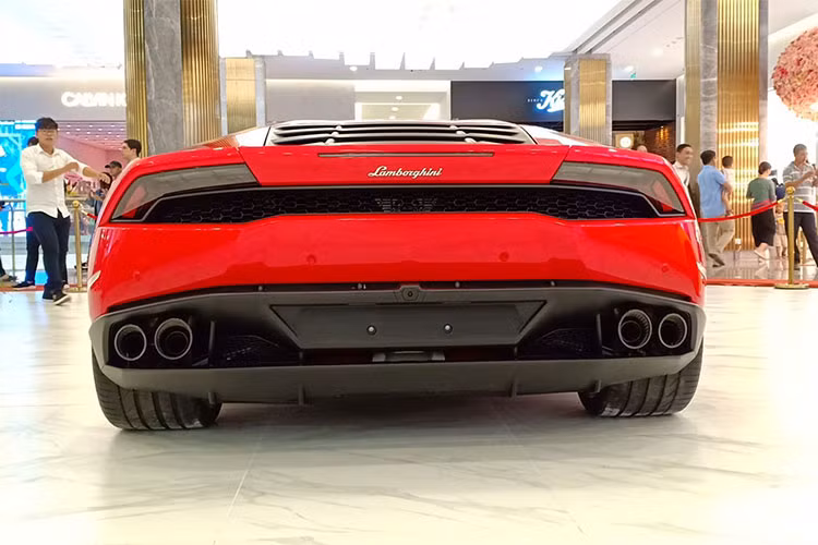 Lamborghini Huracan LP610-4 trang bị động cơ nạp khí tự nhiên V10, dung tích 5,2 lít mới, nâng cấp cỗ máy dùng cho Gallardo trước đây, cho công suất tối đa 610 mã lực tại 8.250 vòng/phút và mô-men xoắn cực đại 560 Nm từ 6.500 vòng/phút. Siêu xe này có thể tăng tốc 0-100 km/h trong 3,2 giây, 0-200 km/h trong 9,9 giây và đạt vận tốc tối đa 325 km/h.