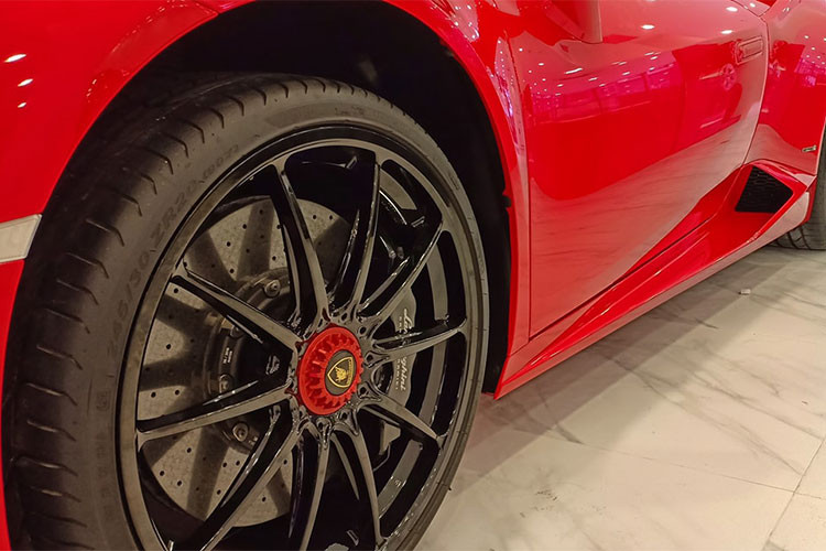 Huracan LP610-4 có khoảng 16 chiếc được đưa về Việt Nam theo nhiều nguồn khác nhau, hiện tại đã có khoảng gần 13 chiếc tìm thấy chủ nhân và lăn bánh. Chiếc xe chính hãng đầu tiên được đưa về nước có giá chào bán 16 tỷ đồng nhưng sau đó đã giảm giá bán xuống còn 13,5 tỷ đồng.