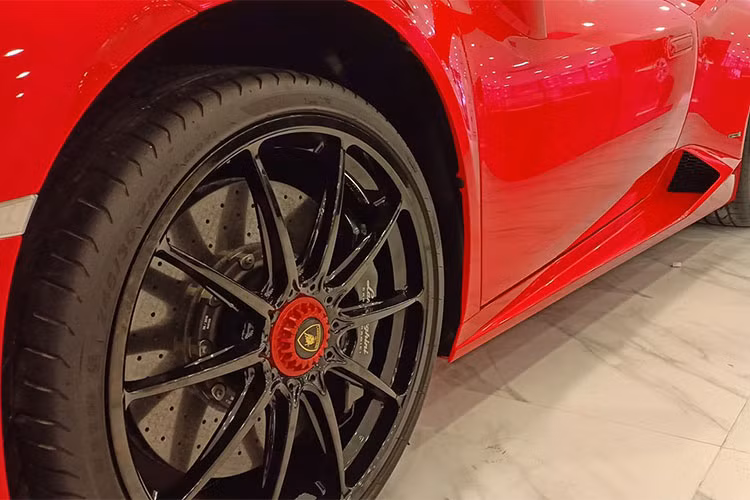 Huracan LP610-4 có khoảng 16 chiếc được đưa về Việt Nam theo nhiều nguồn khác nhau, hiện tại đã có khoảng gần 13 chiếc tìm thấy chủ nhân và lăn bánh. Chiếc xe chính hãng đầu tiên được đưa về nước có giá chào bán 16 tỷ đồng nhưng sau đó đã giảm giá bán xuống còn 13,5 tỷ đồng.