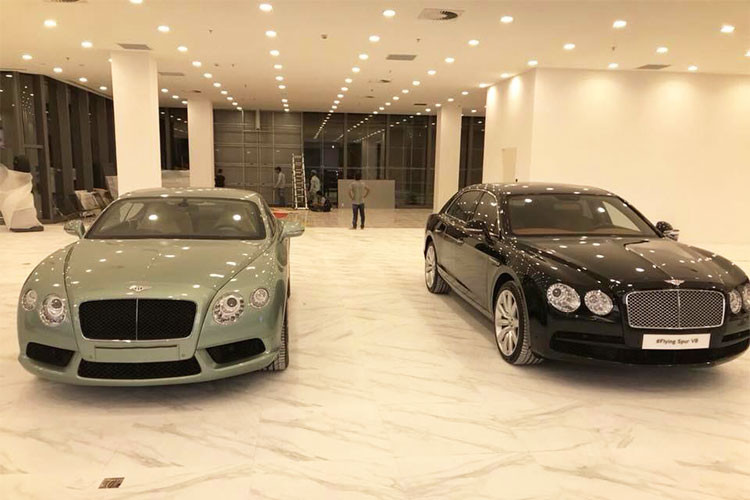 Hãng siêu xe sang Bentley đem tới toà nhà cao nhất Việt Nam ba chiếc xe nổi bật của mình là SUV siêu sang Bentley Bentayga mang màu trắng, hai chiếc còn lại là Bentley Flying Spur V8 và chiếc coupe Bentley Continental GT khoác dàn áo xanh ngọc lục bảo độc nhất Việt Nam.