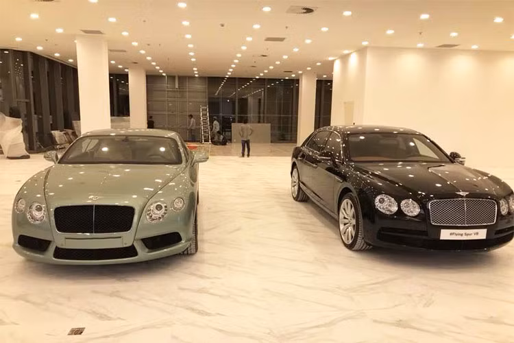 Hãng siêu xe sang Bentley đem tới toà nhà cao nhất Việt Nam ba chiếc xe nổi bật của mình là SUV siêu sang Bentley Bentayga mang màu trắng, hai chiếc còn lại là Bentley Flying Spur V8 và chiếc coupe Bentley Continental GT khoác dàn áo xanh ngọc lục bảo độc nhất Việt Nam.