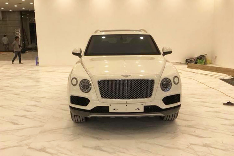 Bentley Bentayga có mức giá bán dao động từ 23 đến 32 tỷ đồng tại Việt Nam nhưng cũng đã có không dưới 20 chiếc được đưa về nước. Xe được trang bị động cơ W12, tăng áp kép, dung tích 6.0 lít, sản sinh công suất tối đa 600 mã lực và mô-men xoắn cực đại 900 Nm. Kết hợp cùng hộp số tự động 8 cấp - xe mất 4,2 giây để tăng tốc từ vị trí đứng yên lên 100 km/h trước khi đạt vận tốc tối đa 301 km/h.