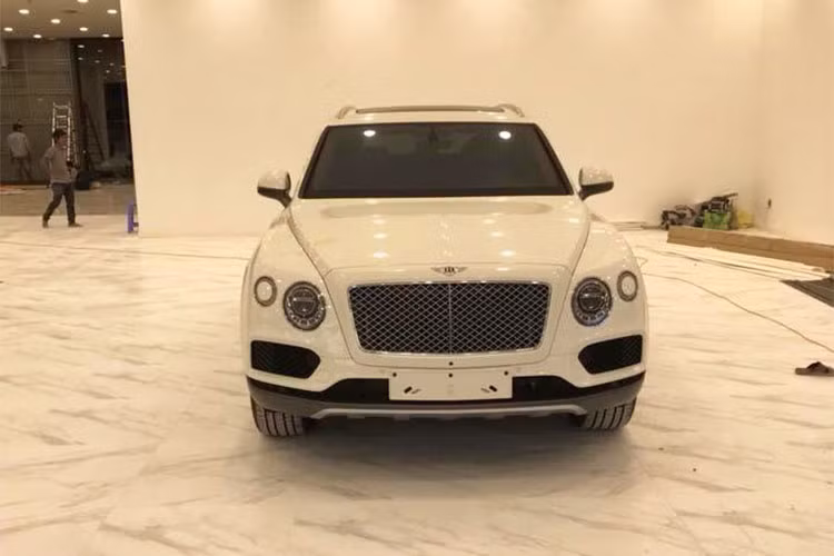 Bentley Bentayga có mức giá bán dao động từ 23 đến 32 tỷ đồng tại Việt Nam nhưng cũng đã có không dưới 20 chiếc được đưa về nước. Xe được trang bị động cơ W12, tăng áp kép, dung tích 6.0 lít, sản sinh công suất tối đa 600 mã lực và mô-men xoắn cực đại 900 Nm. Kết hợp cùng hộp số tự động 8 cấp - xe mất 4,2 giây để tăng tốc từ vị trí đứng yên lên 100 km/h trước khi đạt vận tốc tối đa 301 km/h.