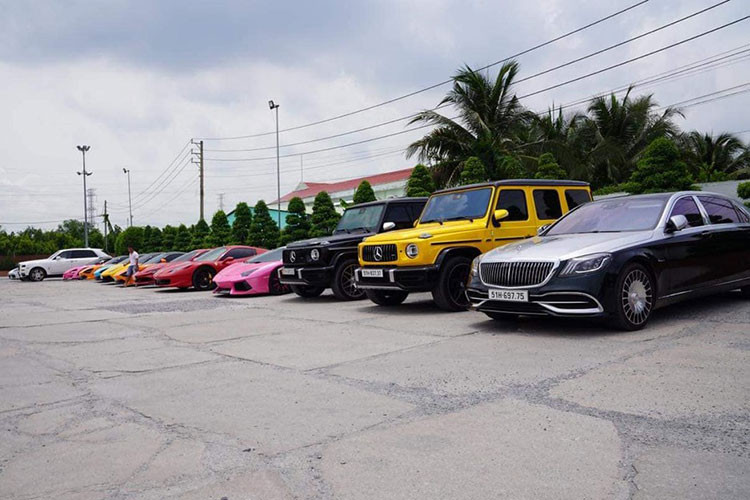 Các mẫu xe bao gồm McLaren 720S và Lamborghini Aventador màu hồng, Ferrari 488 GTB, Ferrari 458 Spider, McLaren 720S Spider hay nhiều mẫu SUV hạng sang và xe siêu sang khác.