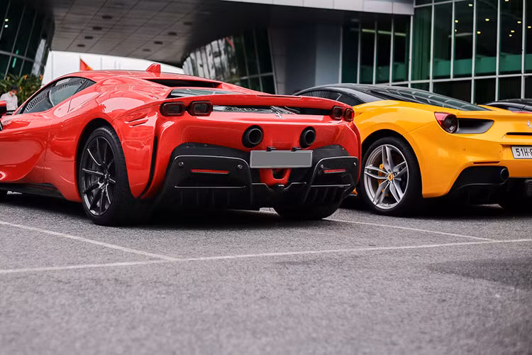 Buổi họp mặt này đã diễn ra từ khoảng tháng 5/2021 vừa qua, nhưng đến nay mới được chia sẻ đã khiến không ít người choáng ngợp trước dàn siêu xe và xe siêu sang của các đại gia lan đột biến.