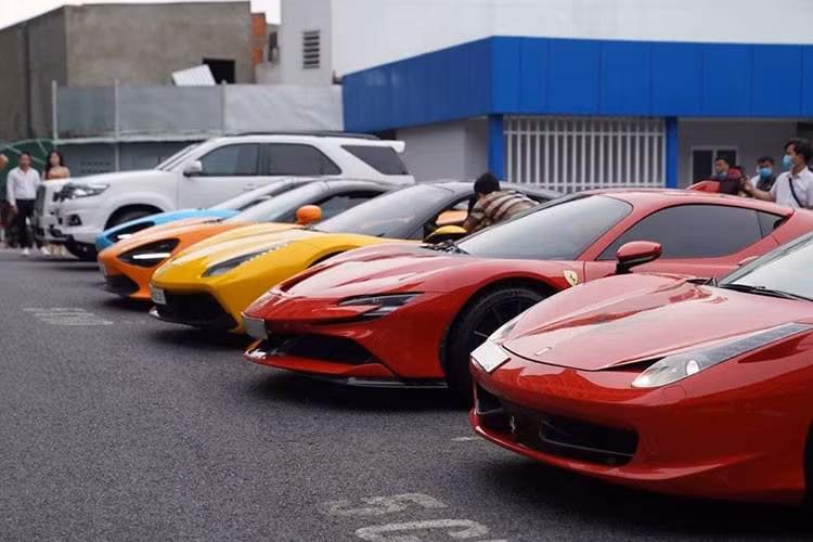 Được biết, người sở hữu chiếc siêu xe Ferrari SF90 Stradale đầu tiên về Việt Nam cũng đã nhanh chóng bán đi siêu xe giới hạn McLaren 765LT khi nhận bàn giao chưa đầy 1 tháng. Không rõ lý do là gì nhưng thương vụ này đã khiến giới mê xe khá bất ngờ.