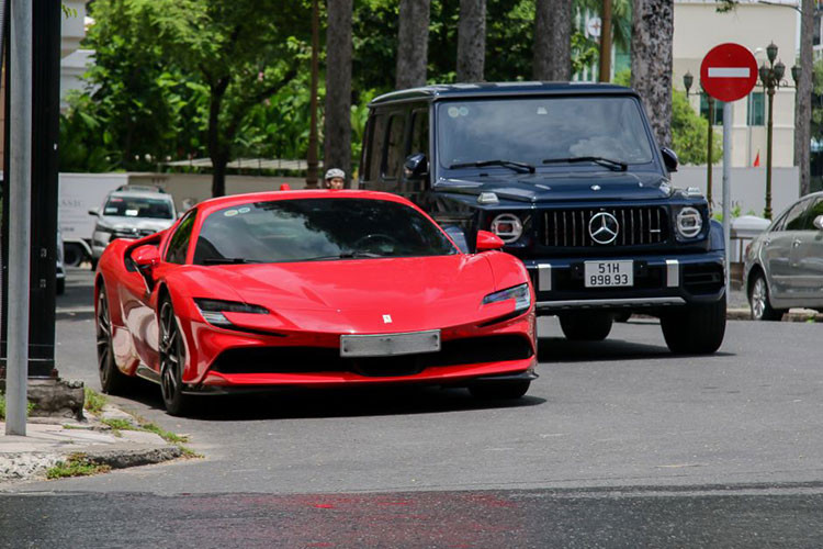 Những hình ảnh do 1 người chơi lan đột biến có tiếng ở trong Sài thành chia sẻ cho thấy, nhóm siêu xe này có thành viên mới tinh là chiếc xe Ferrari SF90 Stradale đầu tiên về nước.