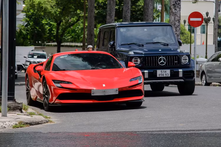 Những hình ảnh do 1 người chơi lan đột biến có tiếng ở trong Sài thành chia sẻ cho thấy, nhóm siêu xe này có thành viên mới tinh là chiếc xe Ferrari SF90 Stradale đầu tiên về nước.