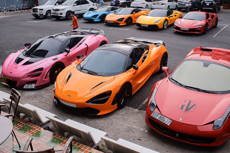 Ngoài những chiếc siêu xe thẻ thao trị giá hàng chục tỷ đồng, những mẫu xe khác góp mặt trong nhóm chơi lan đột biến trong Nam cũng là hàng tuyển như Mercedes-AMG G63, SUV siêu sang Rolls-Royce Cullinan và 1 chiếc xe siêu sang Mercedes-Maybach S-Class...