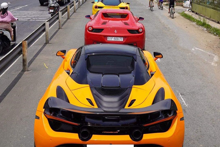 Hình ảnh hàng dài siêu xe trăm tỷ đồng nối đuôi nhau trên các tuyến quốc lộ ở TP HCM của một nhóm lan đột biến chơi siêu xe ở khu vực phía Nam mới đây đã nhanh chóng thu hút sự chú ý của người đi đường cũng như cộng đồng mạng.