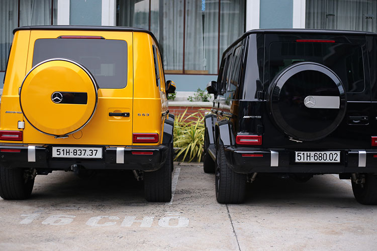 Bộ đôi SUV địa hình hạng sang Mercedes-AMG G63 thế hệ mới với hai màu đen và vàng khá độc đáo của những đại gia chơi lan đột biến phía Nam, giá của chiếc xe này không dưới 10 tỷ đồng tại thị trường Việt Nam.