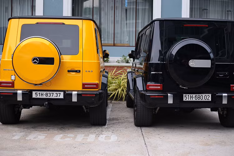 Bộ đôi SUV địa hình hạng sang Mercedes-AMG G63 thế hệ mới với hai màu đen và vàng khá độc đáo của những đại gia chơi lan đột biến phía Nam, giá của chiếc xe này không dưới 10 tỷ đồng tại thị trường Việt Nam.