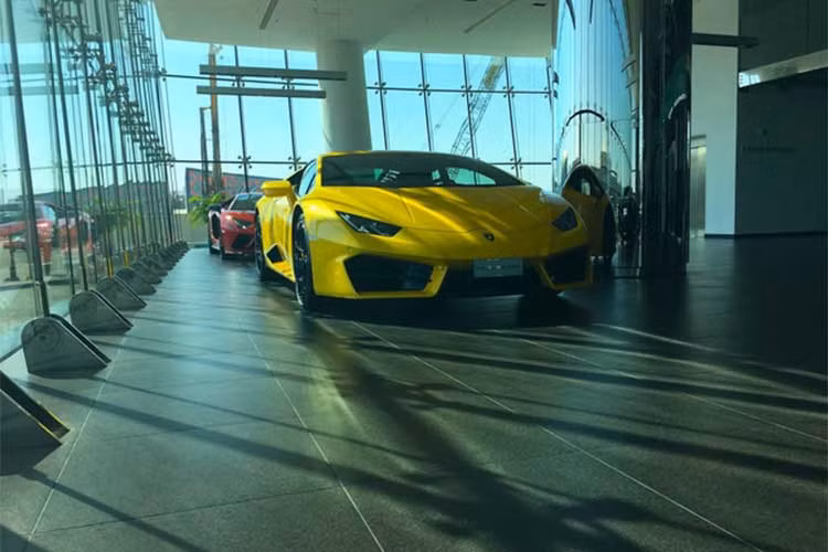 Theo Business Insider, đại lý này bán khoảng 100 chiếc Lamboghini mỗi năm. Cộng với sự chịu chơi của các đại gia nơi đây, cảnh tượng showroom không đầy ắp siêu xe như thế này thường xuyên xảy ra.