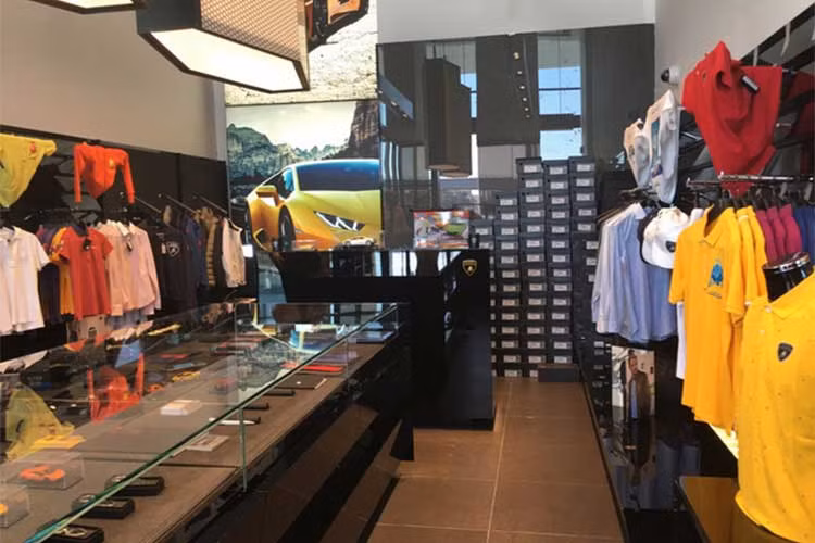 Cuối cùng là cửa hàng quà tặng, phụ kiện và mô hình.