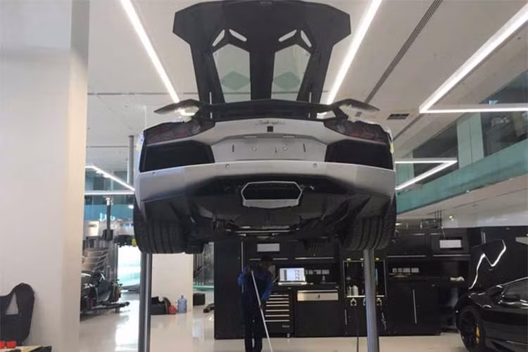 Được xem là showroom bán "siêu bò" lớn nhất thế giới chính vì vậy nên khu vực sửa chữa, bảo dưỡng cũng thuộc hàng "khủng" và hiện đại nhất.