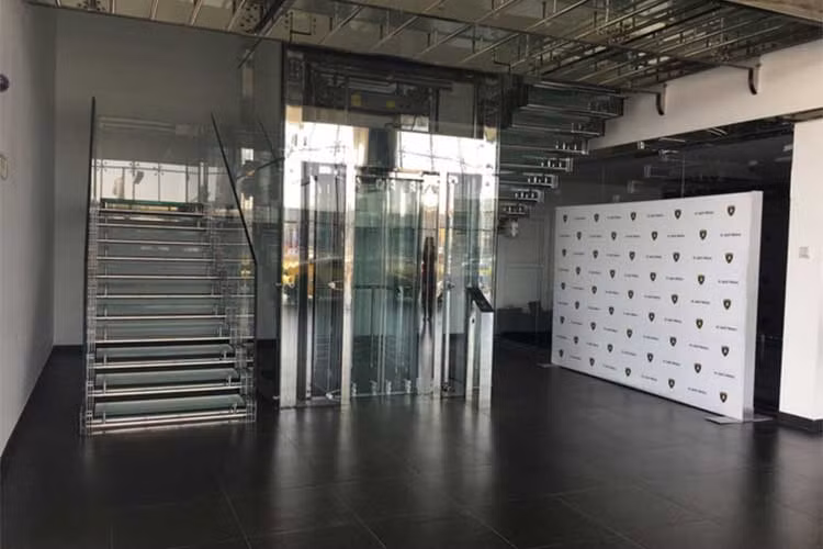 Cầu thang bộ lên xuống và thang máy được làm hoàn toàn bằng kính.