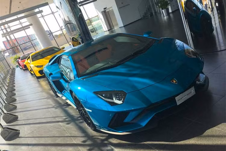 Mở của bước vào là phòng trưng bày chính của showroom. Đập vào mắt các khách thăm quan tại đây từ cái nhìn đầu tiên là dàn siêu xe với chiếc Lamborghini Aventador và một chiếc Lamborghini Huracan mới.