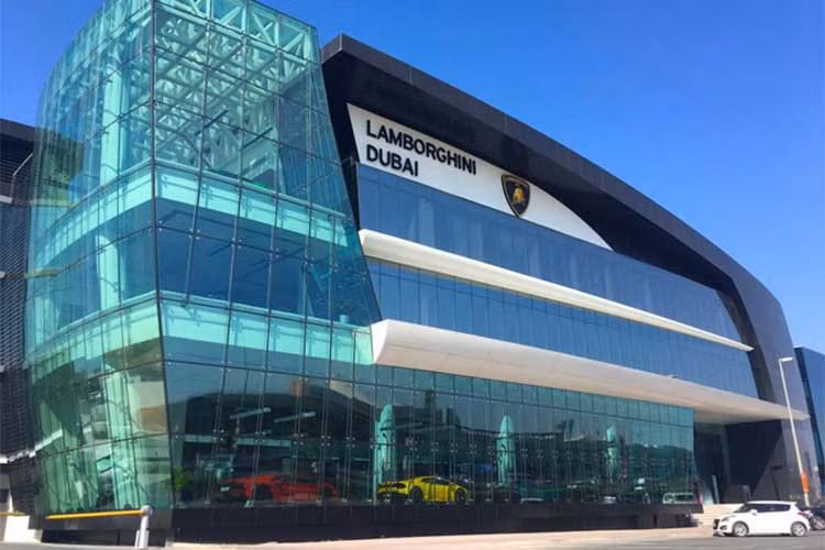  Showroom siêu xe Lamborghini tại Dubai toạ lạc trên đường cao tốc chính của Các Tiểu vương quốc Ả Rập Thống nhất - Sheikh Zayed Road - cách không xa trung tâm thương mại Mall of the Emirates.