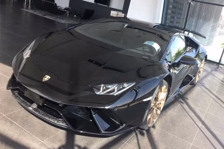 Phòng trưng bày riêng trên tầng hai. Đầu tiên xuấ hiện tại đây là một chiếc siêu xe Lamborghini Huracan Performante màu đen bóng nổi bật.