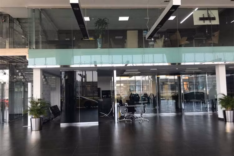 Ngoài ra, một phần tầng trệt là văn phòng bán hàng và phòng họp.