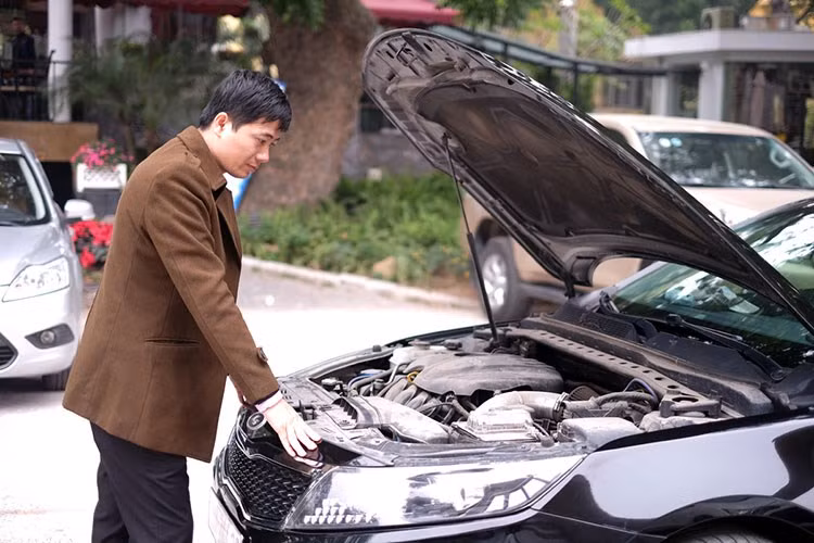 Sườn động cơ xe ôtô luôn trang bị cảm biến nhiệt độ nước làm mát. Chi tiết này có cấu tạo từ điện trở và trực tiếp tiếp xúc nước làm mát. Khi cảm biến hỏng, nó sẽ truyền thông tin sai về nhiệt độ động cơ thực tế.