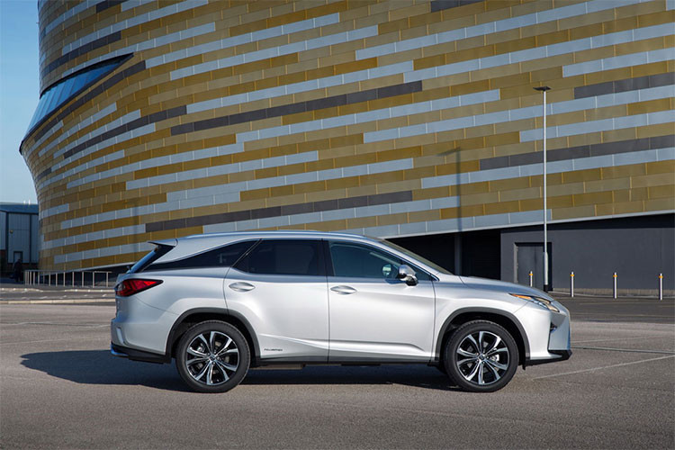 Tại thị trường Anh quốc, mẫu xe sang Lexus RX450hL 2019 có ba phiên bản tùy chọn, bao gồm: SE, Luxury và Premier với mức giá cụ thể từ 68.053 USD (tương đương 1,55 tỷ đồng) đến 82.733 USD (khoảng 1,9 tỷ đồng).