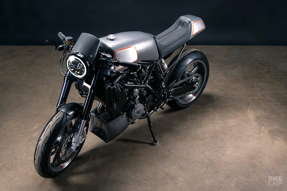 “Tôi luôn muốn độ một chiếc KTM. Tuy nhiên cơ hội chưa một lần đến vì khách hàng chưa yêu cầu hoặc hình dáng của KTM không phù hợp với ý tưởng thiết kế. Dù bản thân có thể độ riêng một chiếc cho mình nhưng tôi thường giữ chúng như cũ, chỉ tập trung vào việc chạy bình thường”, Tony chia sẻ.