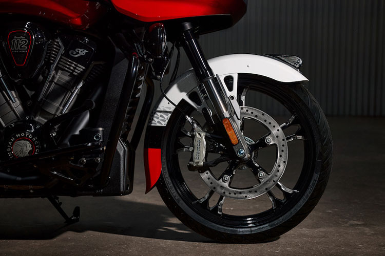 Hệ thống có Bass Boost và 4 loa 100 watt trên Indian Challenger Elite, cũng như loa 100 watt trên Indian Pursuit Elite. Điều này được bổ sung bởi bộ equalizer 9 kênh tự động bù tiếng ồn từ đường, gió và động cơ. 