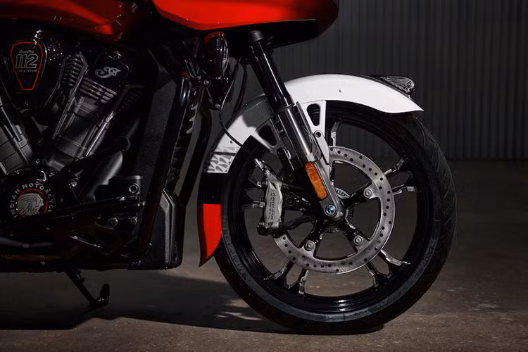 Hệ thống có Bass Boost và 4 loa 100 watt trên Indian Challenger Elite, cũng như loa 100 watt trên Indian Pursuit Elite. Điều này được bổ sung bởi bộ equalizer 9 kênh tự động bù tiếng ồn từ đường, gió và động cơ. 