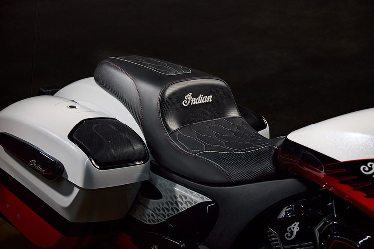 Ngoài ra, bộ đôi Elite còn được trang bị hệ thống điều chỉnh điện tử tải trước của giảm xóc sau, cho phép người dùng tùy chỉnh dễ dàng thông qua giao diện của Ride Command, mang lại sự linh hoạt tối đa khi chở người hay hành lý.