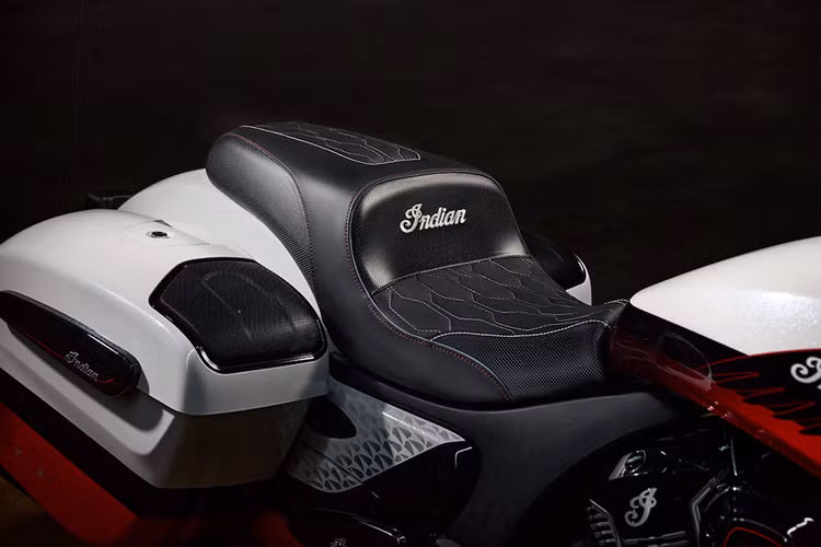 Ngoài ra, bộ đôi Elite còn được trang bị hệ thống điều chỉnh điện tử tải trước của giảm xóc sau, cho phép người dùng tùy chỉnh dễ dàng thông qua giao diện của Ride Command, mang lại sự linh hoạt tối đa khi chở người hay hành lý.