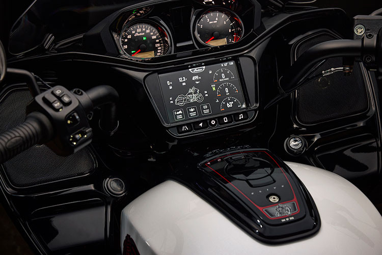 Nằm giữa tay lái của Indian Challenger Elite và Pursuit Elite 2025 là màn hình LCD 7 inch được tích hợp Ride Command của Indian Motorcycle, tích hợp với điện thoại thông minh của người lái và cung cấp chức năng dẫn đường trên màn hình,...