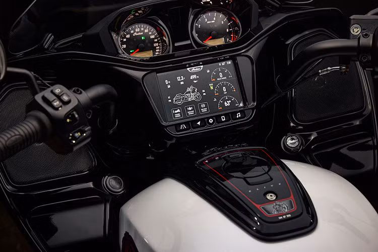 Nằm giữa tay lái của Indian Challenger Elite và Pursuit Elite 2025 là màn hình LCD 7 inch được tích hợp Ride Command của Indian Motorcycle, tích hợp với điện thoại thông minh của người lái và cung cấp chức năng dẫn đường trên màn hình,...
