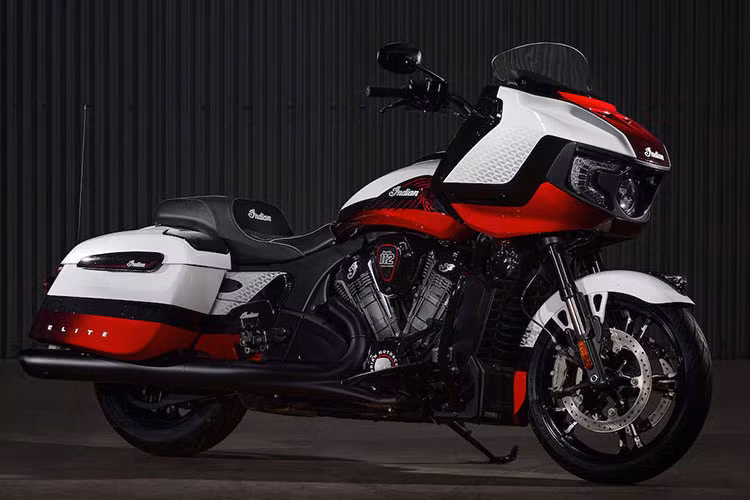 Cả 2 chiếc xe môtô touring Indian Challenger Elite 2025 đều được trang bị động cơ PowerPlus 112 làm mát bằng chất lỏng, từng vô địch của Indian Motorcycle, sản sinh công suất 126 mã lực và mô-men xoắn 181,4Nm.