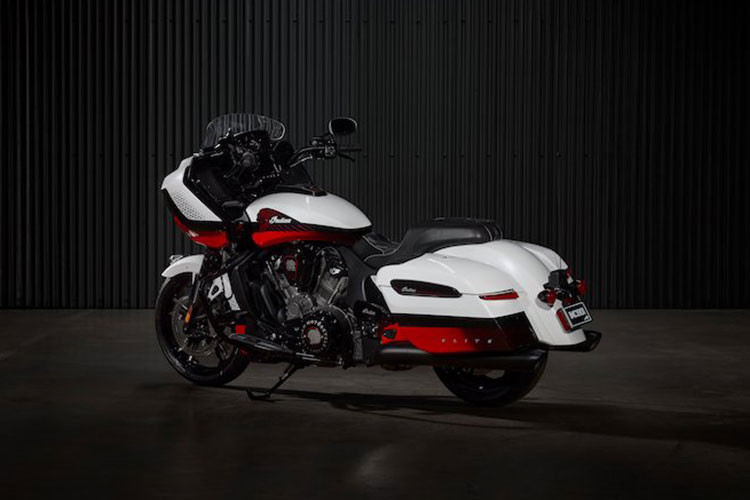 Giống như những chiếc xe môtô phong cách bagger, Indian Challenger Elite và Pursuit Elite tại Mỹ đều được trang bị các thành phần cao cấp gồm phuộc ngược và heo phanh Brembo kép trên bánh trước năm chấu.