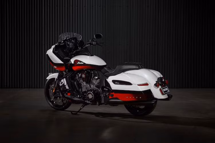 Giống như những chiếc xe môtô phong cách bagger, Indian Challenger Elite và Pursuit Elite tại Mỹ đều được trang bị các thành phần cao cấp gồm phuộc ngược và heo phanh Brembo kép trên bánh trước năm chấu.