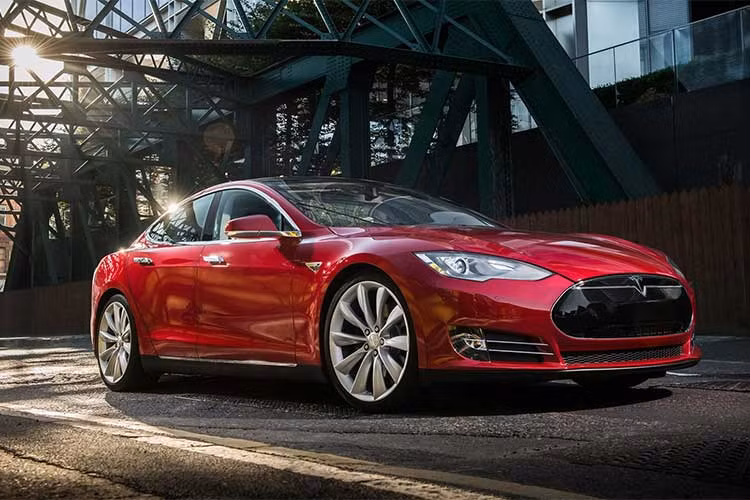 Khối pin của xe Tesla Model S có thể được nạp đầy sau 6 giờ với bộ sạc chuyên dụng của Tesla hoặc tại các trạm sạc công cộng Superchargers. Hiệu năng là một điểm cộng của nó với khả năng tăng tốc cực kỳ ấn tượng, đặc biệt là phiên bản P100D. Bên cạnh đó, Model S cũng được tích hợp nhiều công nghệ hiện đại bên trong cabin.