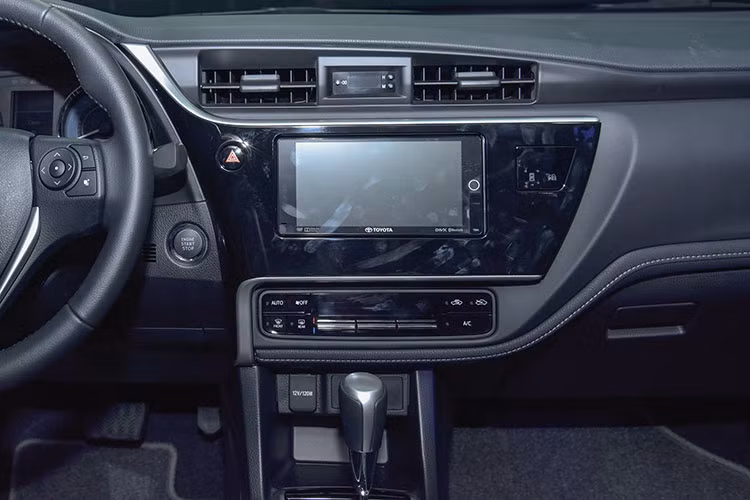 Toyota cũng cho biết rằng họ đã khiến cabin của xe đem tới cảm giác sang trọng hơn bằng các vật liệu mềm và chỉ thêu màu tương phản. Hệ thống treo cũng đã được cải tiến với độ mềm lớn hơn. Ngoài những thay đổi trên, cabin của Corolla Altis 2017 không có sự thay đổi về kích thước so với phiên bản cũ đang được bán ra tại Việt Nam.