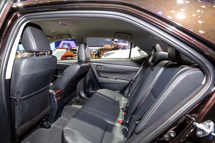 Ngoài ra trên phiên bản nâng cấp này, Corolla Altis cũng được trang bị nhiều tính năng như gương chiếu hậu chỉnh điện, tự động gập, có màu cùng màu thân xe, DVD 7 inch tích hợp thêm kết nối HDMI, Wifi, và có thể điều khiển bằng giọng nói trên phiên bản 2.0V CVT, màn hình hiển thị đa thông tin TFT4.2 inch mầu thay vì đơn sắc...