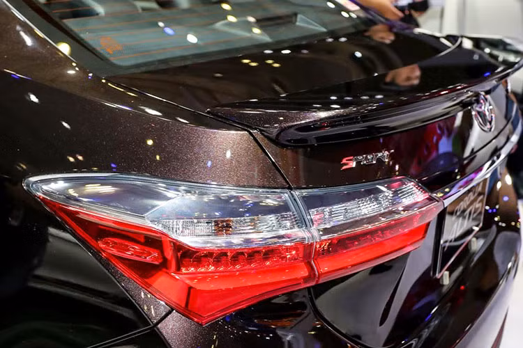 Ngoài ra, cụm đèn hậu vẫn mang thiết kế và phong cách của phiên bản cũ với phận trung tâm được nối với nhau bằng một thanh kim loại mạ chrome. Phiên bản Sport được trang bị thêm cánh lướt gió gắn cố đinh. Cản sau có vân phong cách gỉa carbon nhưng trông khá ấn tượng.