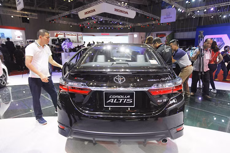 Ở hai bên thân xe, mẫu Corolla Altis 2018 không có sự thay đổi lớn nào, ngoại trừ những bộ mâm đúc với thiết kế mới. Ở phía sau, Toyota đã giữ nguyên thiết kế đèn hậu cho chiếc xe, nhưng thiết kế lại chóa bên trong với đèn LED dải sắc sảo hơn cùng cản sau chỉnh sửa nhẹ.