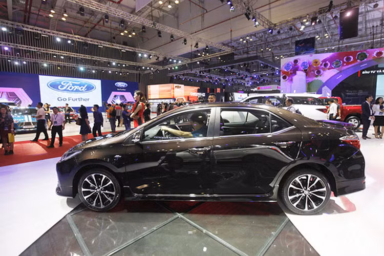 Cũng như trước đây, Mẫu xe Toyota Corolla Altis facelift tại Việt Nam dựa trên phiên bản Corolla "quốc tế" thay vì bản Bắc Mỹ. Trên phiên bản mới nhất này, Corolla Altis đã có phần đầu được thiết kế lại, đem tới vẻ thể thao và năng động hơn nhờ cặp đèn pha LED sắc sảo, kết hợp với cản trước với các khe hút gió "giả" với kích thước lớn.