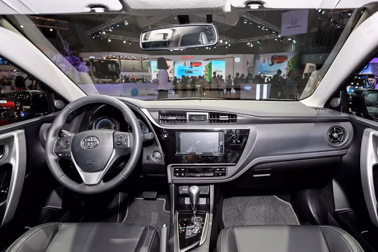 Ở bên trong nội thất, Corolla Altis 2018 đã được Toyota thay bảng táp-lô mới, với khác biệt rõ nhất là các khe gió hình tròn ở hai bên. Bảng đồng hồ Optitron của xe cũng được sửa đổi lại, trong khi nằm giữa bảng điều khiển trung tâm là hệ thống thông tin giải trí T-Connect với màn hình cảm ứng 7 inch tích hợp nhiều tính năng hiện đại.