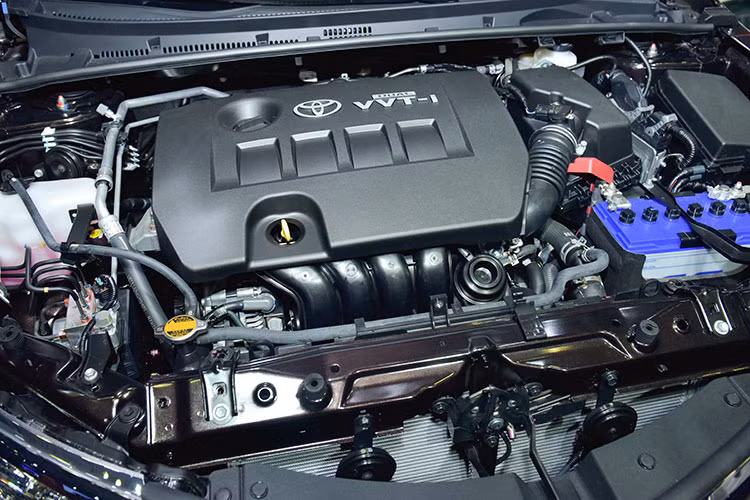 Corolla Altis 2018 được phân phối với 3 phiên bản gồm phiên bản 2.0V hộp số tự động vô cấp thông minh CVT-i, phiên bản 1.8G hộp số tự động vô cấp CVT và phiên bản 1.8G số sàn 6 cấp với 3 màu ngoại thất gồm: Nâu ánh đồng, Đen và Bạc. Động cơ 1.8L 2ZR-FE Dual VVT-i 4 xi-lanh sản sinh công suất tối đa 137 mã lực, mô-men xoắn cực đại 173 Nm.