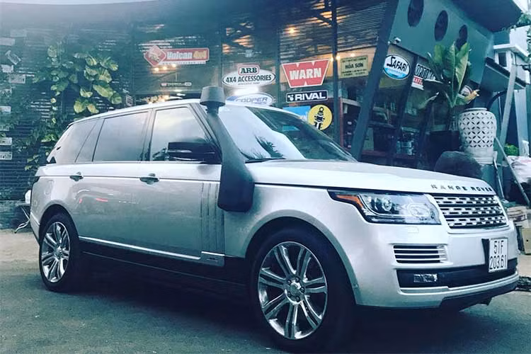 Một chiếc chiếc Range Rover phiên bản trục cơ sở kéo dài có mức giá cả tỷ đồng cũng được đại gia xe Việt độ thêm ống thở để chơi off-road. 